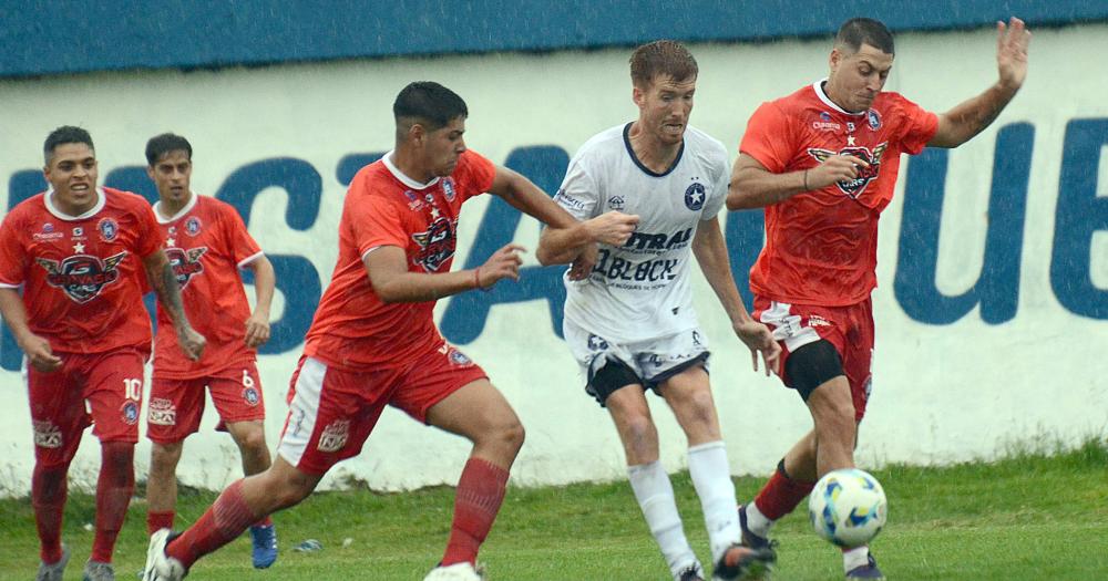 Racing ganoacute bajo la lluvia y se metioacute en los playoffs