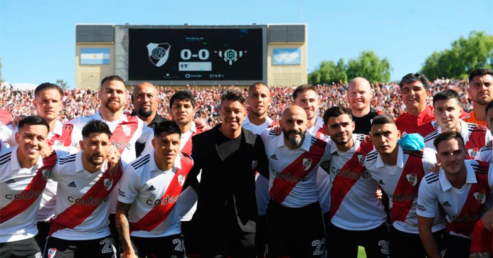 La imagen del plantel con Gallardo y Pinola en el centro de la escena