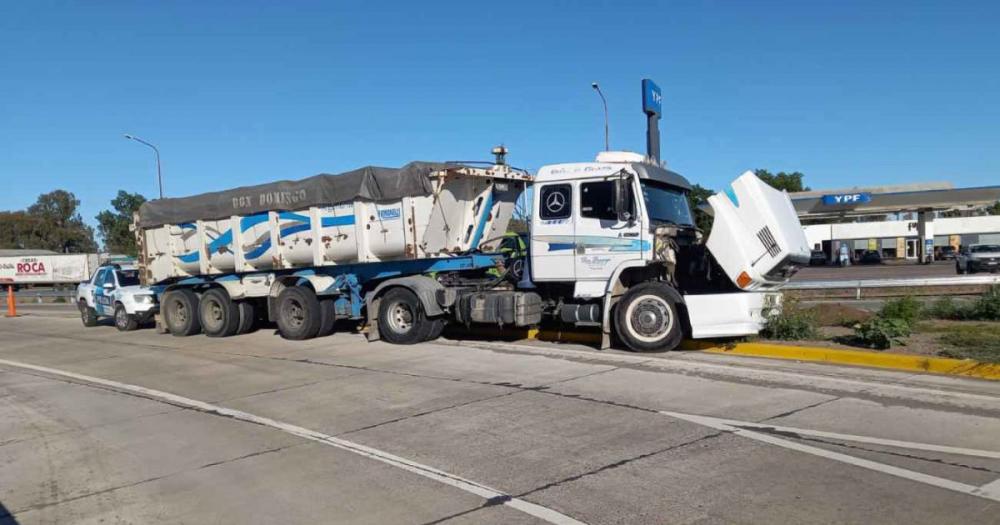 Un camioacuten de Olavarriacutea despistoacute en la rotonda del acceso a Las Flores