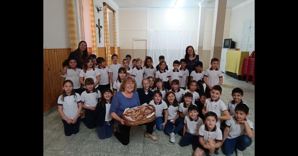 Clase de kreppels a alumnos del Colegio Santa Teresa de Colonia Hinojo