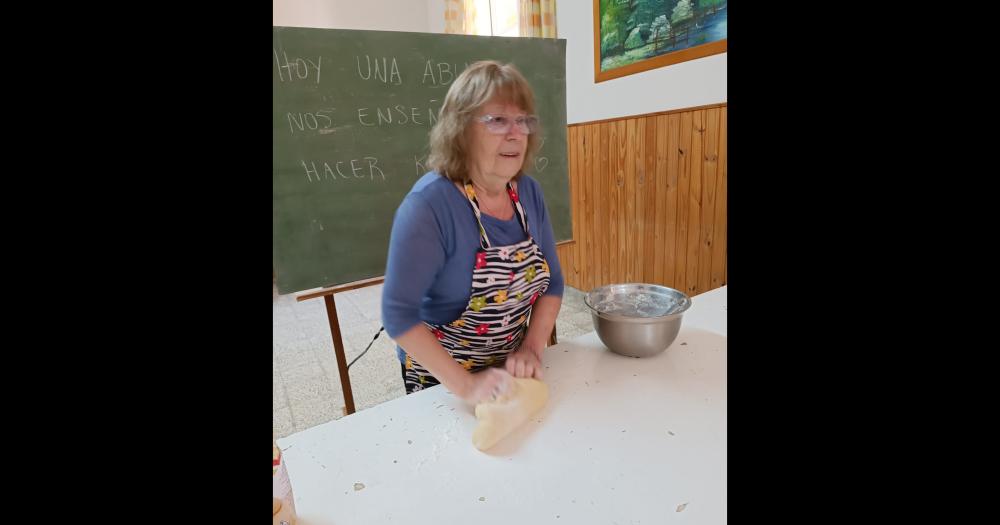 Clase de kreppels a alumnos del Colegio Santa Teresa de Colonia Hinojo