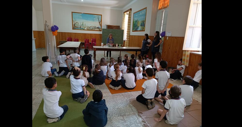 Clase de kreppels a alumnos del Colegio Santa Teresa de Colonia Hinojo