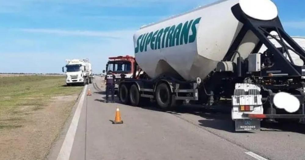 Un camionero olavarriense protagonizoacute un choque en Cordoba