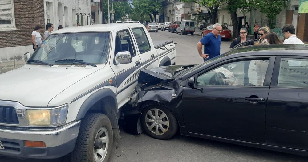 Una mujer sufrioacute heridas leves tras un violento choque