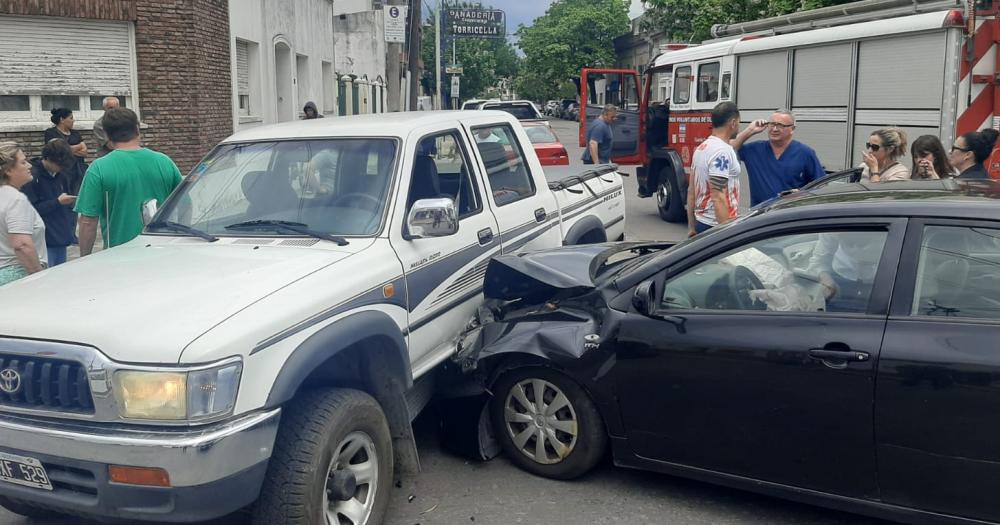 Una mujer sufrioacute heridas leves tras un violento choque