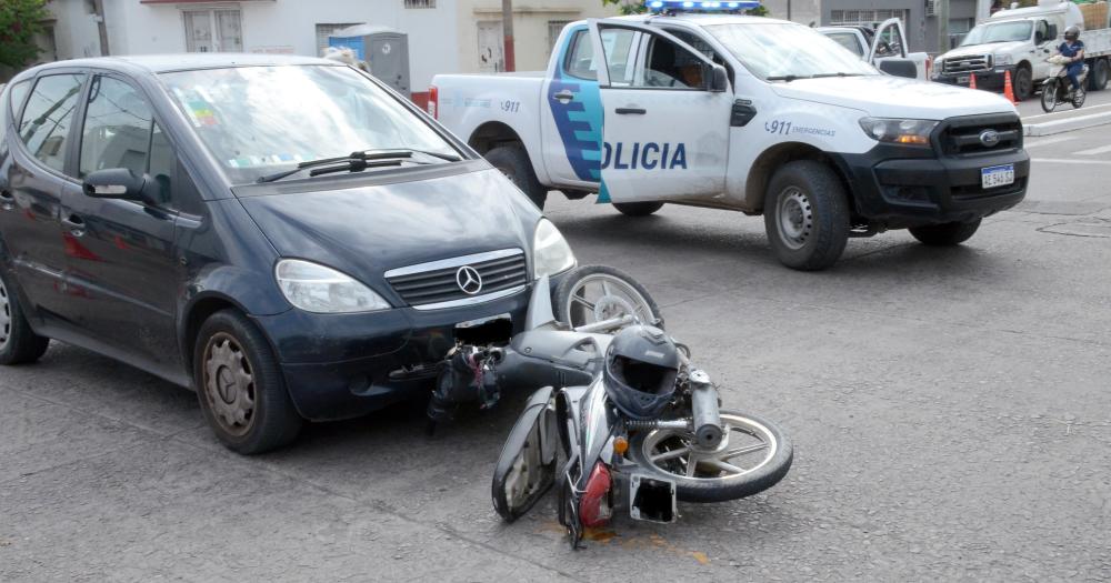 Un motociclista debioacute ser trasladado al Hospital tras impactar contra un auto