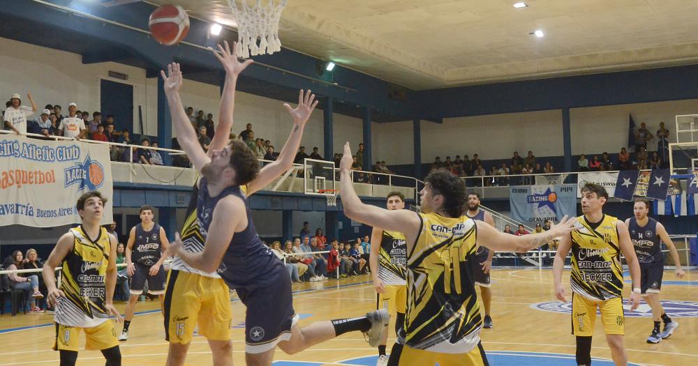 Racing A Club derrotó a Olimpo en el gimnasio del Parque Olavarría