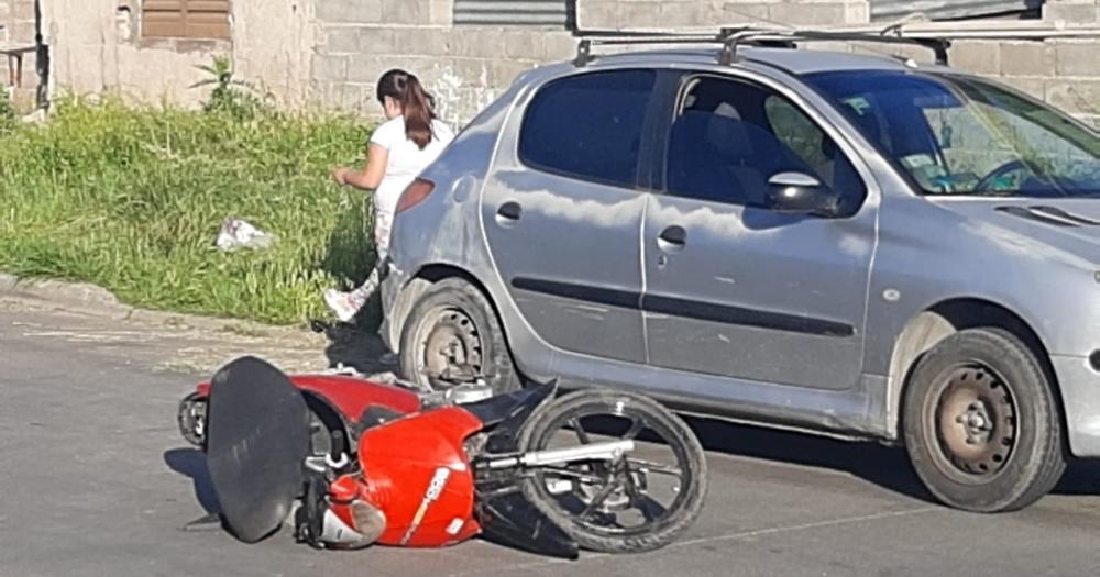 Un chico herido tras chocar contra un carro y un auto estacionado