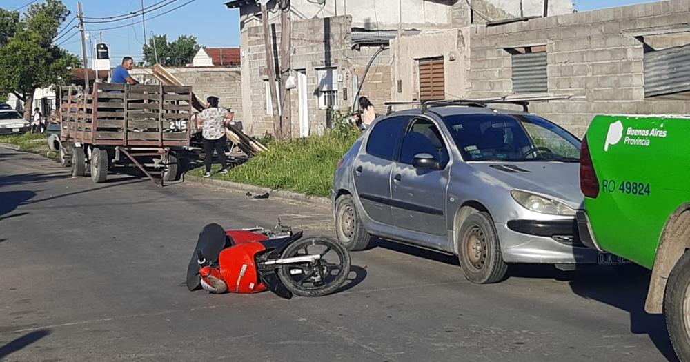 Un chico herido tras chocar contra un carro y un auto estacionado