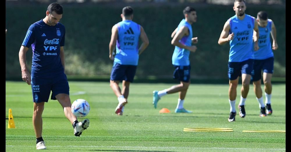 Scaloni solo haciendo juegos con la pelota Pensativo analiza cambios para el s�bado