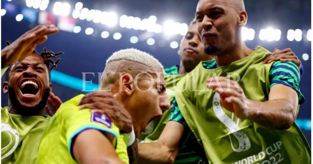 Richarlison anotó por duplicado en el debut de Brasil