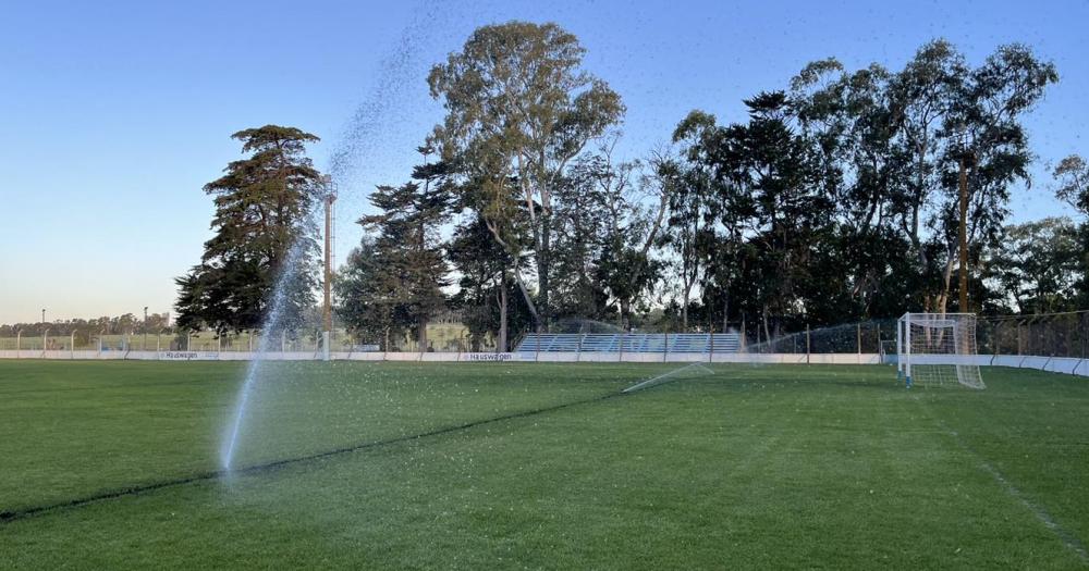 La cancha del celeste ya luce su nuevo sistema de riego