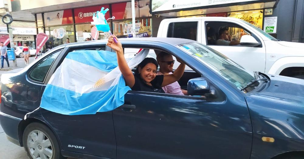 Messi frotoacute la laacutempara la Seleccioacuten Argentina respiroacute y la gente salioacute a festejar