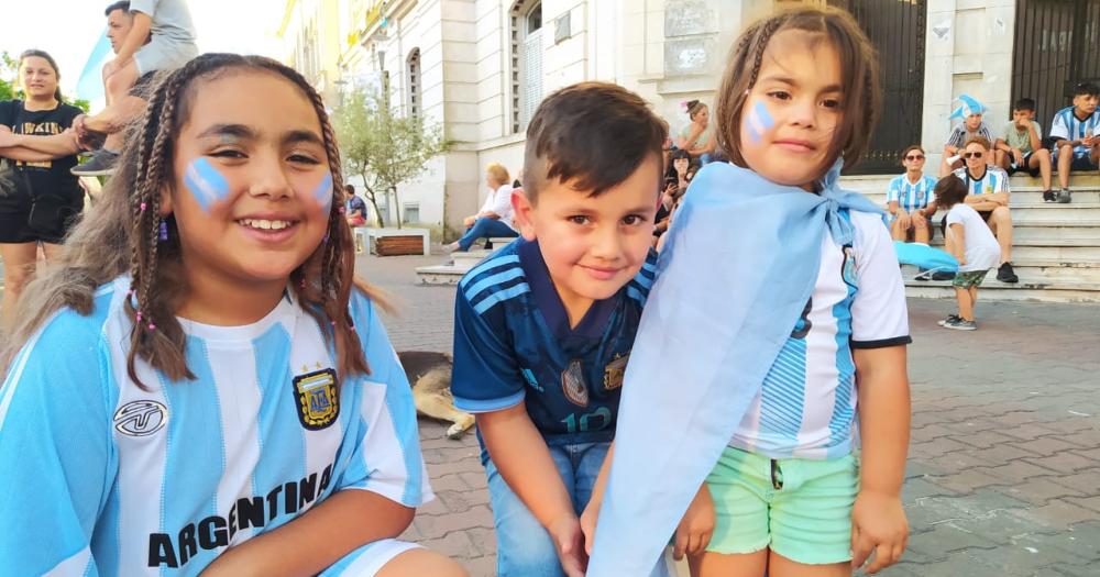 Messi frotoacute la laacutempara la Seleccioacuten Argentina respiroacute y la gente salioacute a festejar