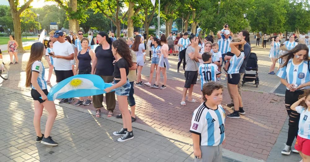 Messi frotoacute la laacutempara la Seleccioacuten Argentina respiroacute y la gente salioacute a festejar