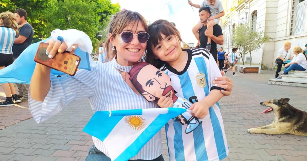 Messi frotoacute la laacutempara la Seleccioacuten Argentina respiroacute y la gente salioacute a festejar