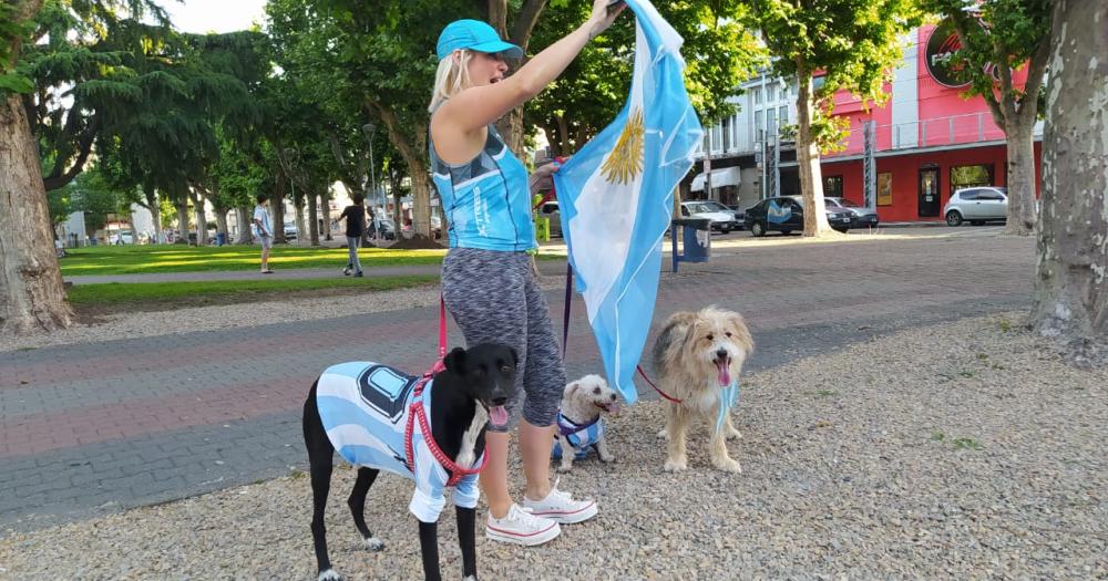 Messi frotoacute la laacutempara la Seleccioacuten Argentina respiroacute y la gente salioacute a festejar