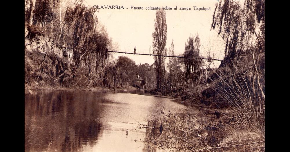 Antigua postal de un puente colgante sobre el arroyo Tapalqué en su paso por la planta urbana de la ciudad de Olavarría (Colección Marcos Rodríguez)