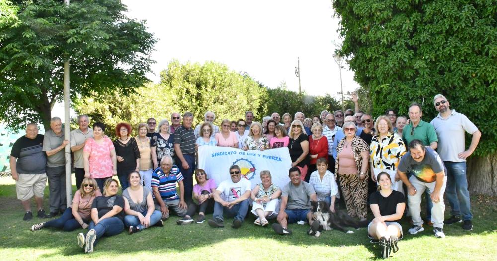 Los jubilados de Luz y Fuerza celebraron su diacutea con un caacutelido encuentro en la quinta Recreo