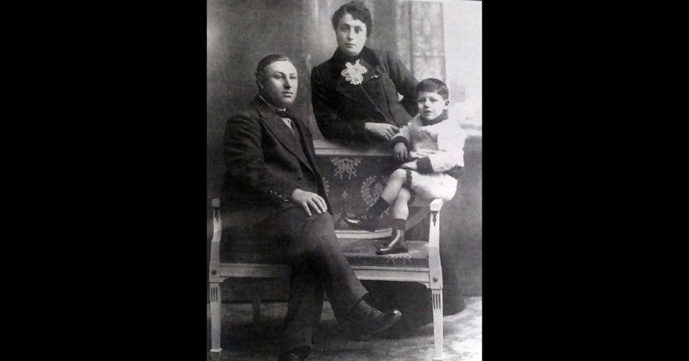 En los primeros años del siglo XX el fotógrafo Luis Giannini retrataba a una familia olavarriense- el matrimonio de Guillermo Pellicioni Triaca e Isabel Bó y el hijo mayor de ambos Guillermo Pelliccioni Bó