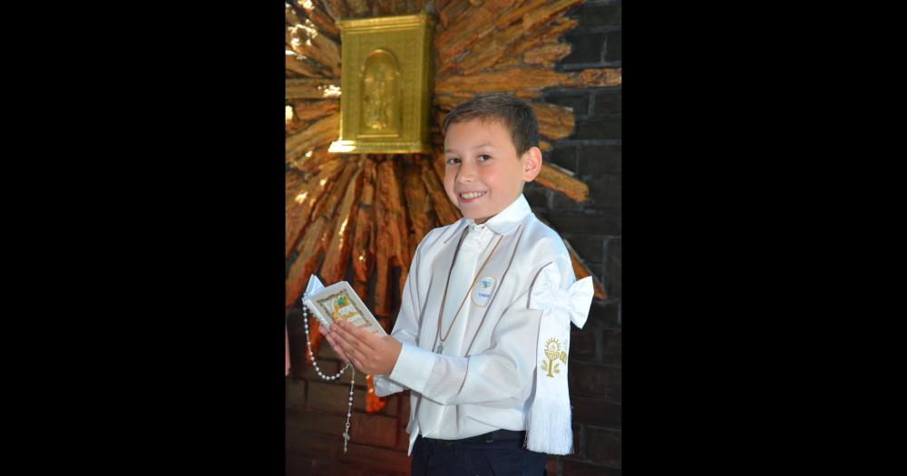  Toms Gorlero tomó su comunión en la iglesia San Francisco de Asís (Fotografía Miriam Castellano)