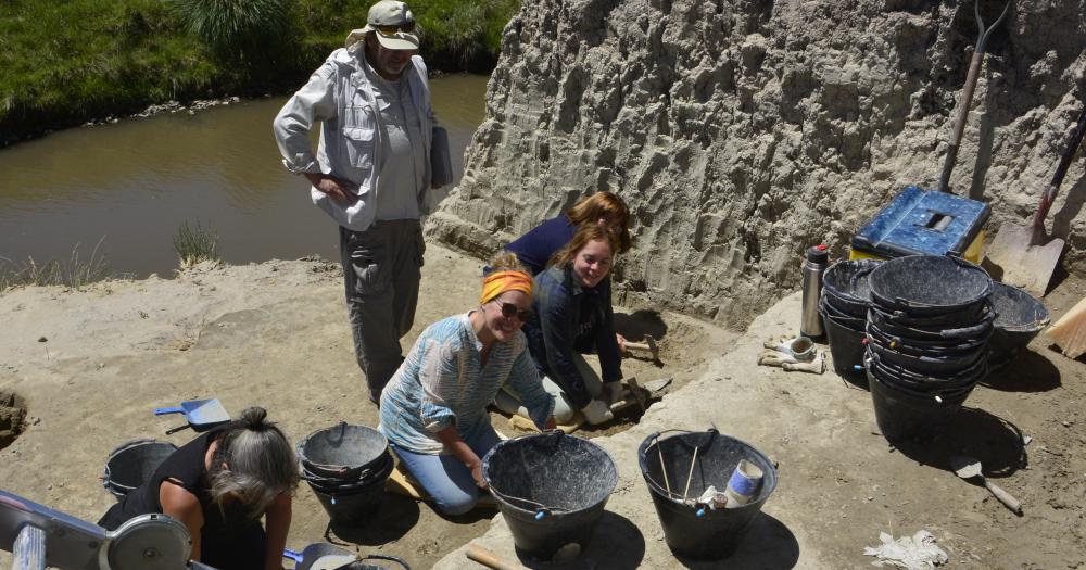 Investigadores del Incuapa comenzaron la excavacioacuten paleontoloacutegica en el Salto de Piedra