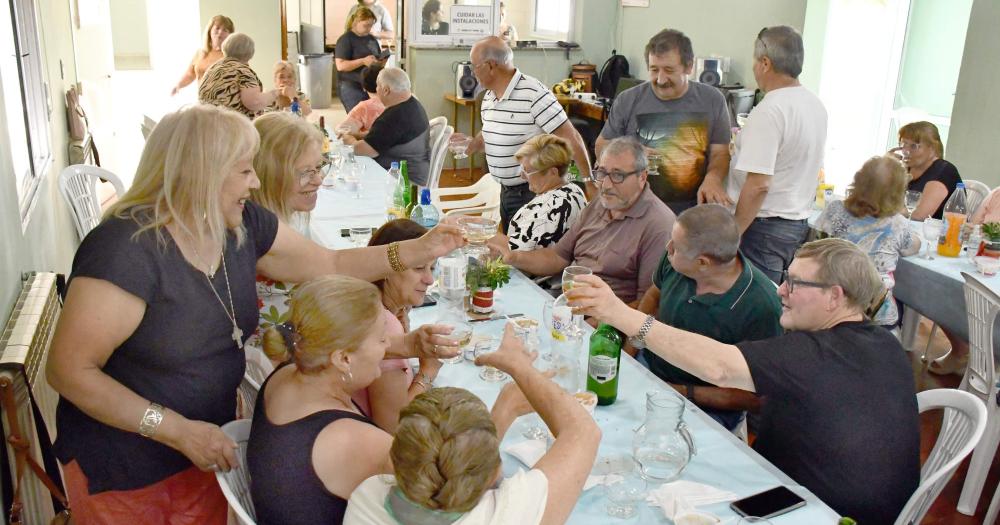 Los jubilados de Luz y Fuerza celebraron su diacutea con un caacutelido encuentro en la quinta Recreo