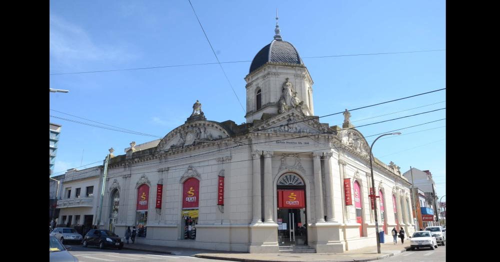 El edificio del ex Banco de Olavarriacutea