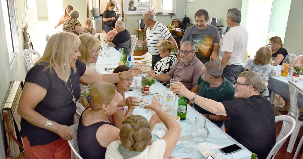 Los jubilados de Luz y Fuerza celebraron su diacutea con un encuentro en la quinta Recreo