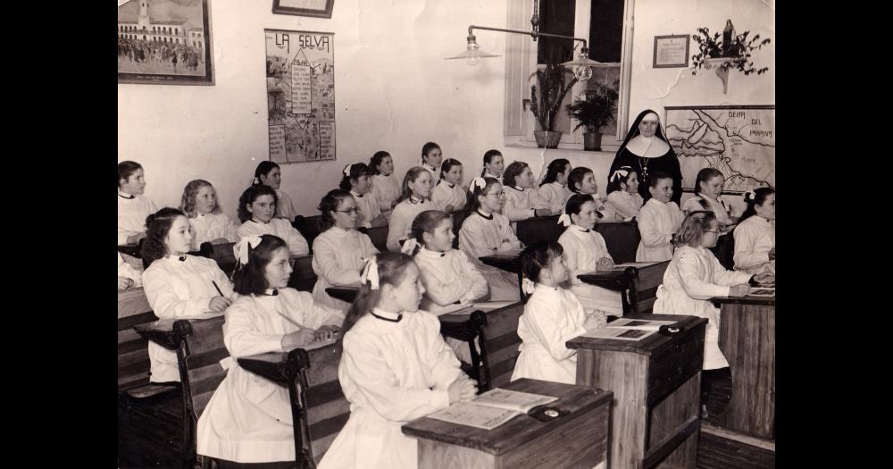 Una imagen en la década de 1940 de una clase de un grado del nivel primario del Colegio Santa Teresa de la localidad de Colonia Hinojo fundado el 26 de marzo de 1901