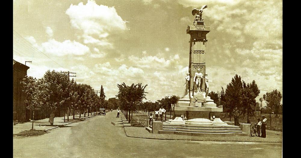 El Monumento al Trabajo obra del escultor Leopoldo Bocazzi- estuvo erigido en la esquina de la avenida Pringles y la calle República del Líbano de Olavarría entre 1938 y 1964 cuando fue demolido debido al ensanche de la avenida