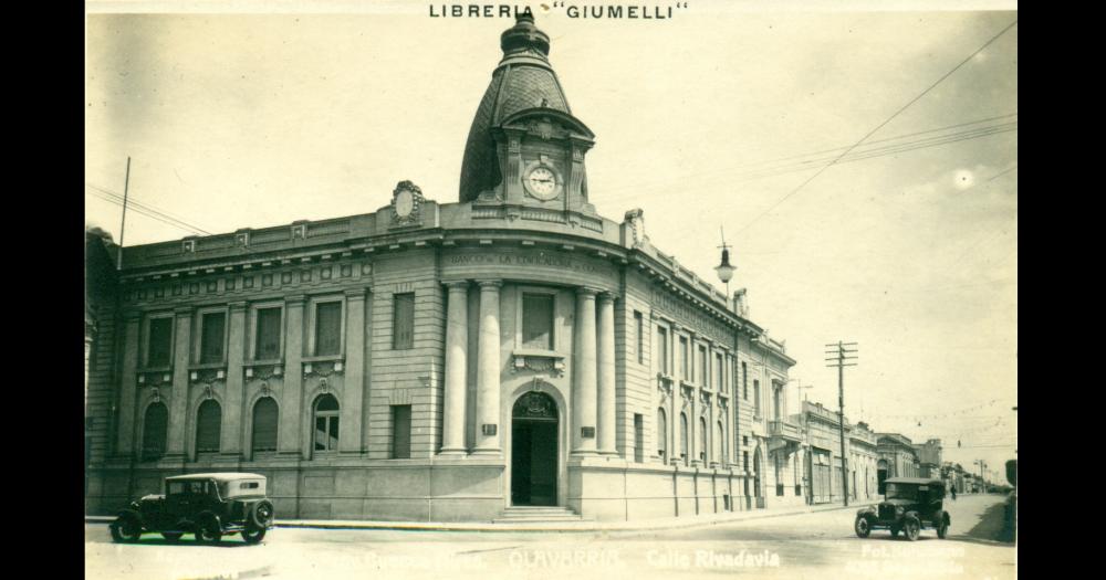 Edificio del Banco de la Edificadora de Olavarría ubicado en la esquina de las calles Dorrego y Rivadavia y que este año cumplió su centenario ya que fue inaugurado el 5 de marzo de 1922 (Colección Marcos Rodríguez)