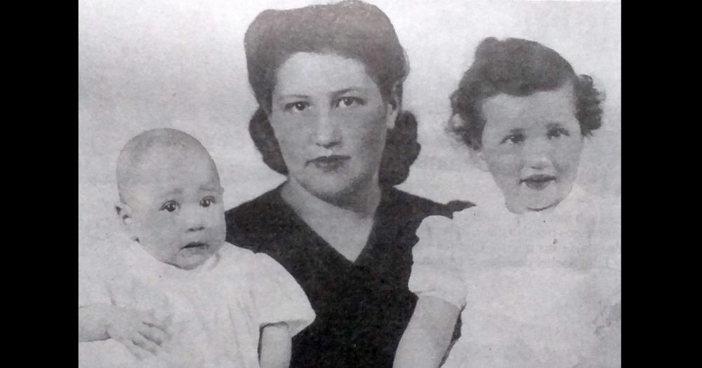 En 1943 posaban Dora Beriay de Clar junto con sus hijas Bety (la m�s pequeña a la izquierda) y Dory (a la derecha)