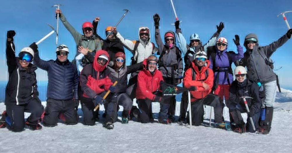 Tres olavarrienses lograron ascender a la cumbre del volcaacuten Laniacuten en Neuqueacuten