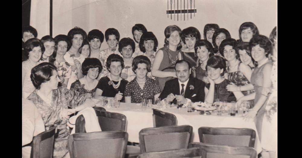 En la foto se observa a las integrantes de la Promoción 1962 5º Año 2ª División de la Escuela Normal de Olavarría quienes este año celebran el 60 aniversario de su egreso como Maestras Normales Nacionales