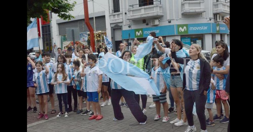 Los festejos de los olavarrienses por el triunfo de Argentina 