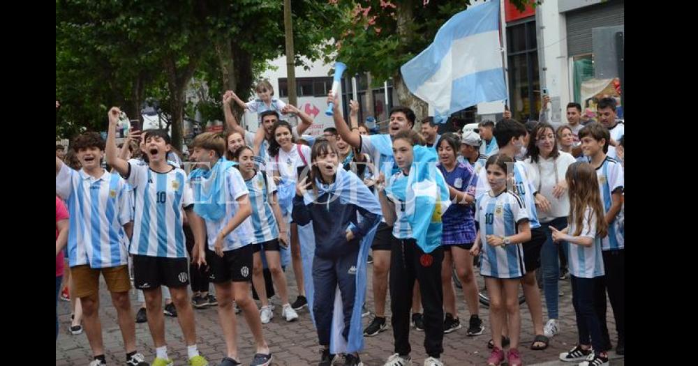 Los festejos de los olavarrienses por el triunfo de Argentina 