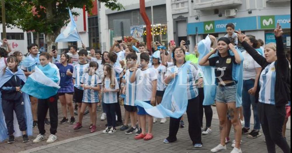 Los festejos de los olavarrienses por el triunfo de Argentina 