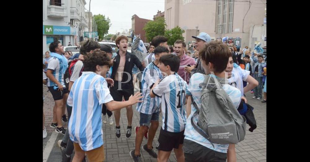 Los festejos de los olavarrienses por el triunfo de Argentina 