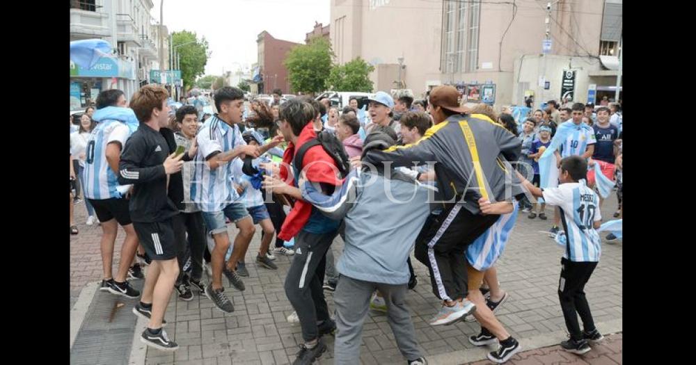 Los festejos de los olavarrienses por el triunfo de Argentina 