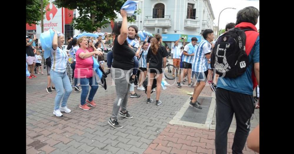 Los festejos de los olavarrienses por el triunfo de Argentina 