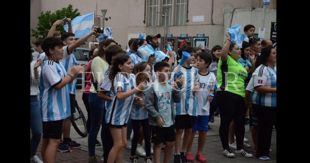 Los festejos de los olavarrienses por el triunfo de Argentina 