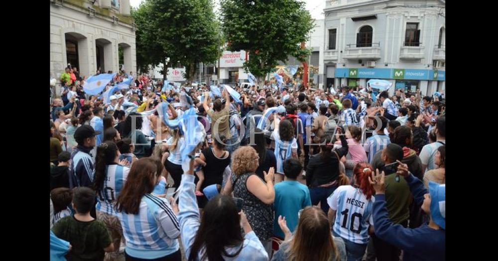 Los festejos de los olavarrienses por el triunfo de Argentina 