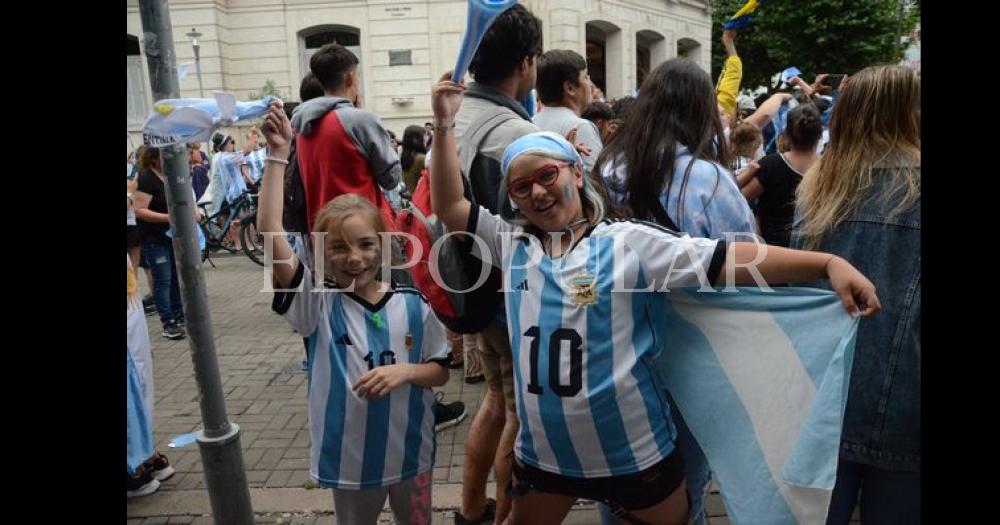 Los festejos de los olavarrienses por el triunfo de Argentina 