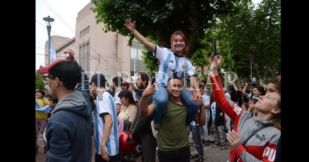 Los festejos de los olavarrienses por el triunfo de Argentina 