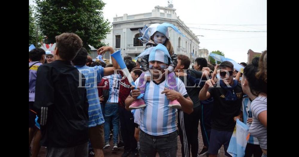 Los festejos de los olavarrienses por el triunfo de Argentina 