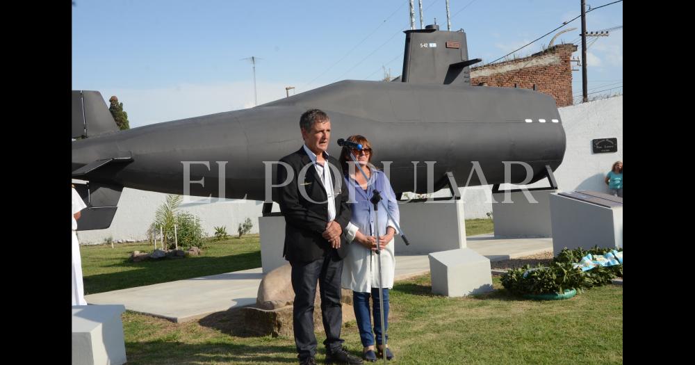 Los padres de Diego Wagner Clar Emilio y Catalina frente a la réplica que hicieron con sus manos en memoria de su hijo