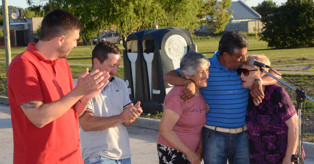 Ezequiel Galli inauguroacute la obra de pavimentacioacuten del barrio AOMA