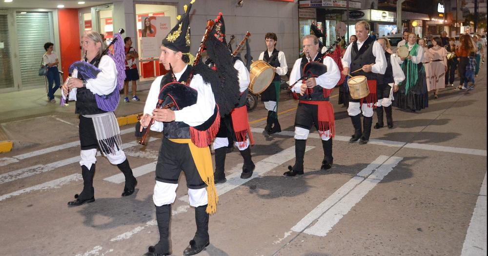 Los gaiteros llenaron de muacutesica y color al centro de la ciudad