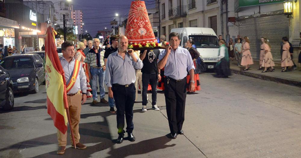 Los gaiteros llenaron de muacutesica y color al centro de la ciudad